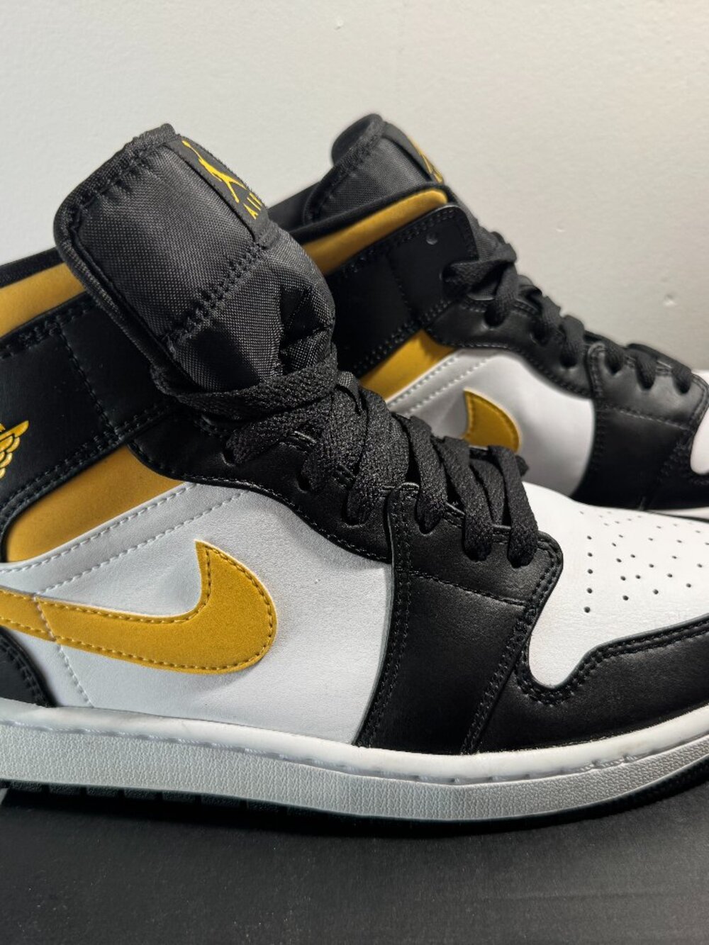 Jordan 1 Mid - White/Pollen/Black